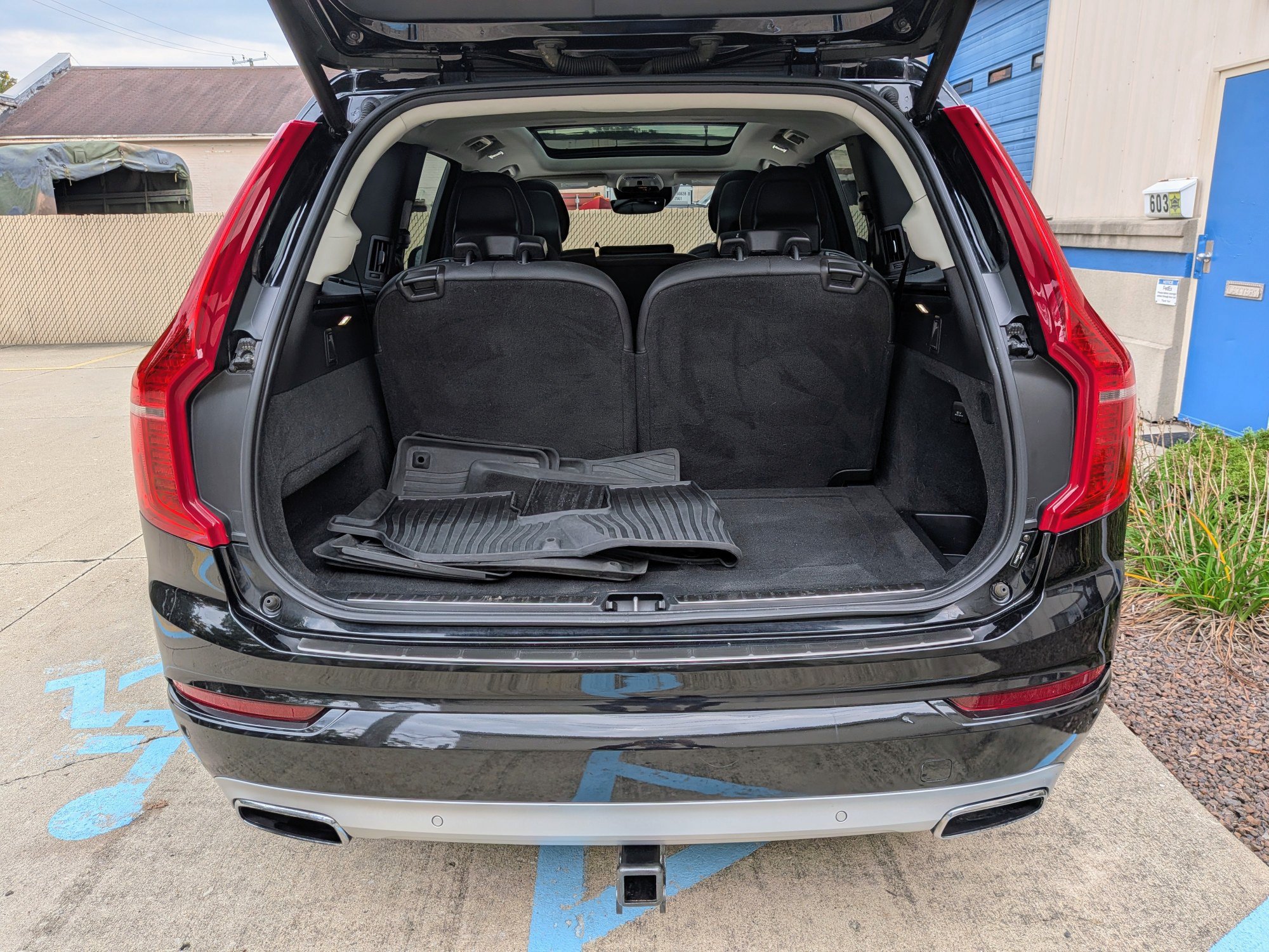 Used 2018 Volvo XC90 T6 Momentum w/ Convenience Package AWD/4WD image 9