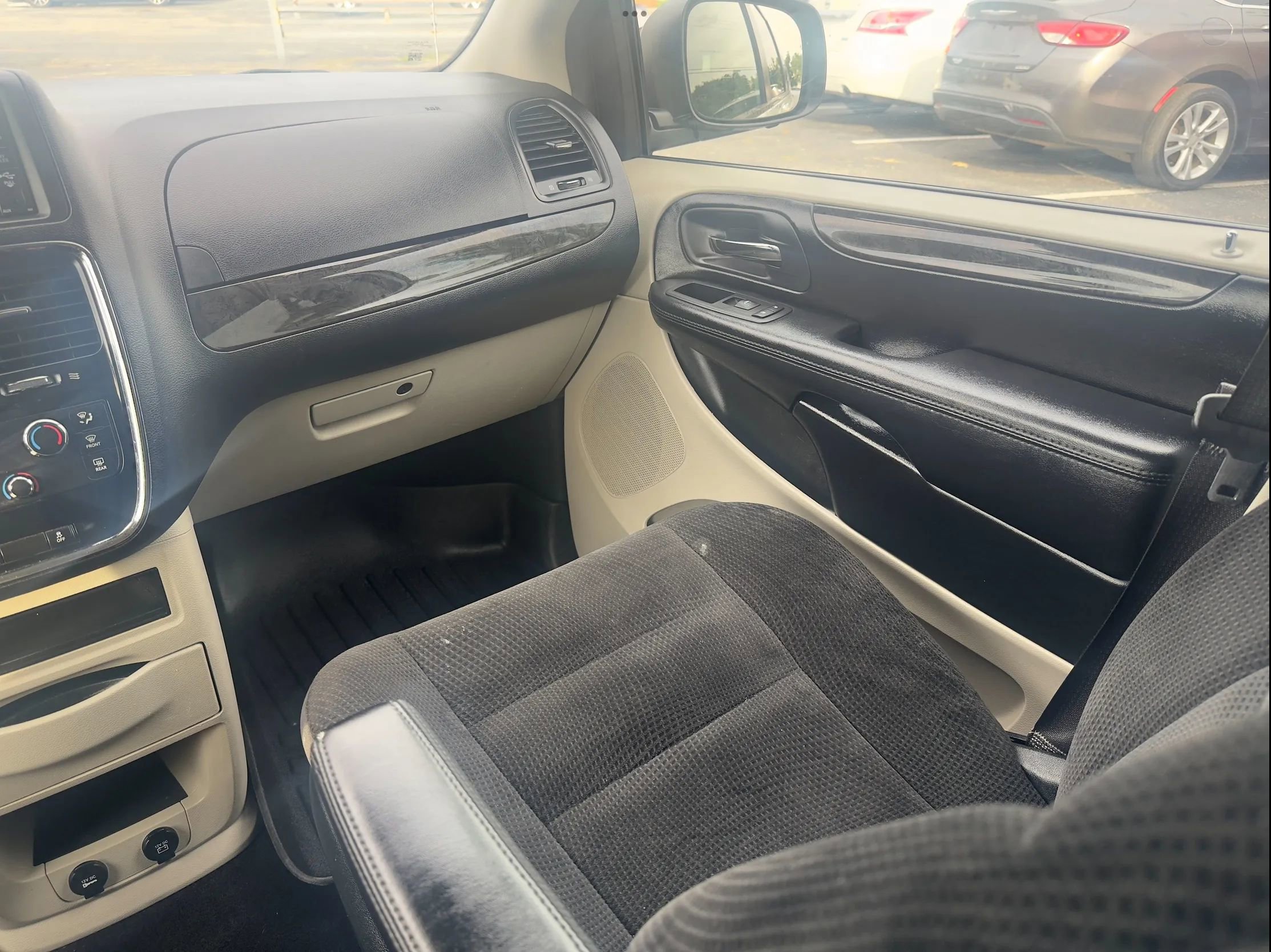 Used 2019 Dodge Grand Caravan SE w/ UConnect Hands-Free Group FWD image 21