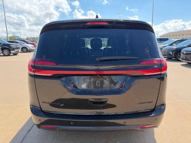 Used 2025 Chrysler Pacifica Limited FWD image 4