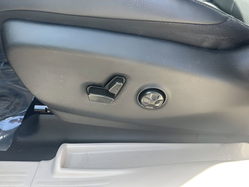 Used 2021 Chrysler Pacifica Touring-L image 10