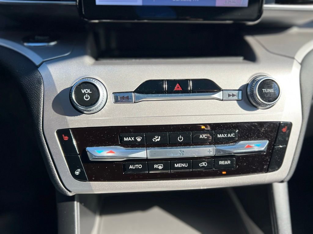 Used 2022 Ford Explorer XLT w/ Equipment Group 202A image 31