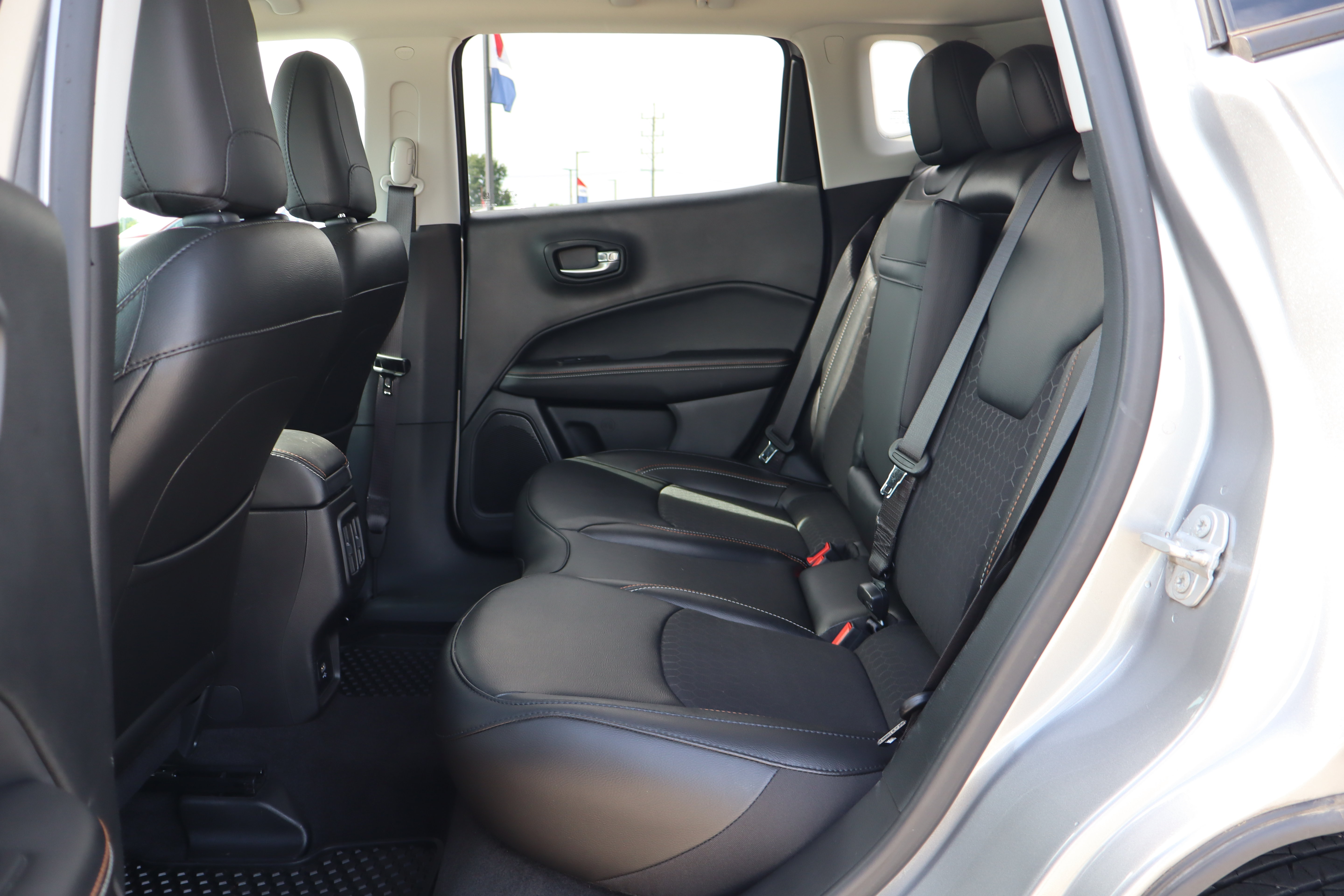 Used 2020 Jeep Compass Latitude w/ Cold Weather Group AWD/4WD image 10