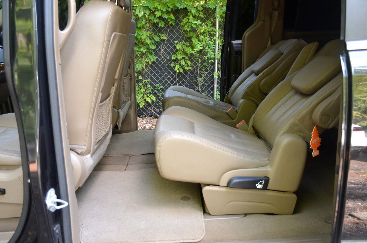 Used 2015 Chrysler Town & Country Touring-L w/ Driver Convenience Group FWD image 9