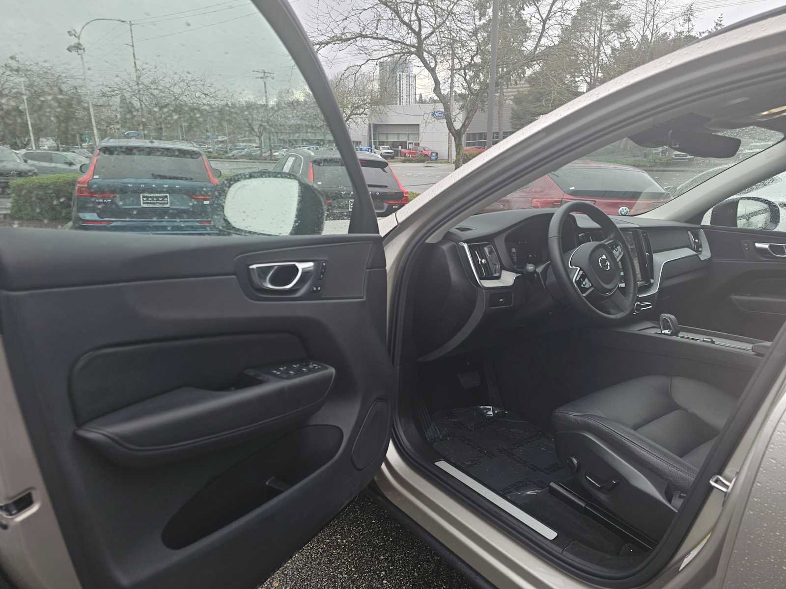 Certified 2025 Volvo XC60 B5 Plus image 19