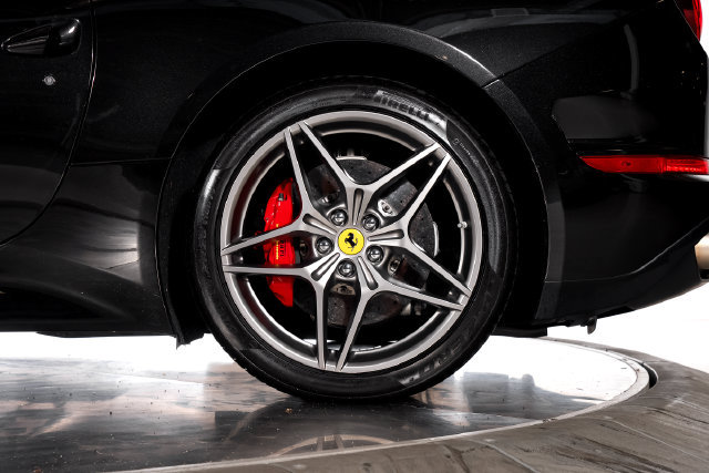 Used 2015 Ferrari California T RWD image 19