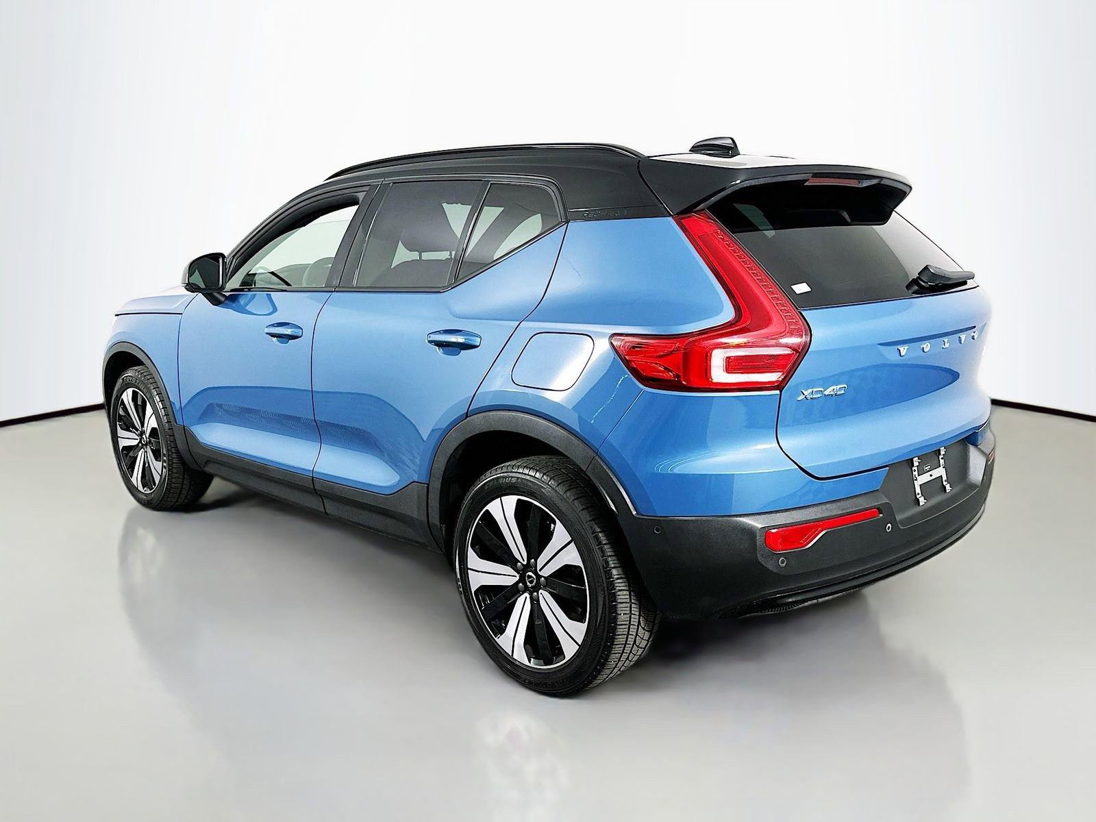 Used 2023 Volvo XC40 Recharge Plus AWD/4WD image 5