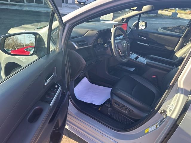 Used 2025 Toyota Sienna XLE Woodland Edition image 15