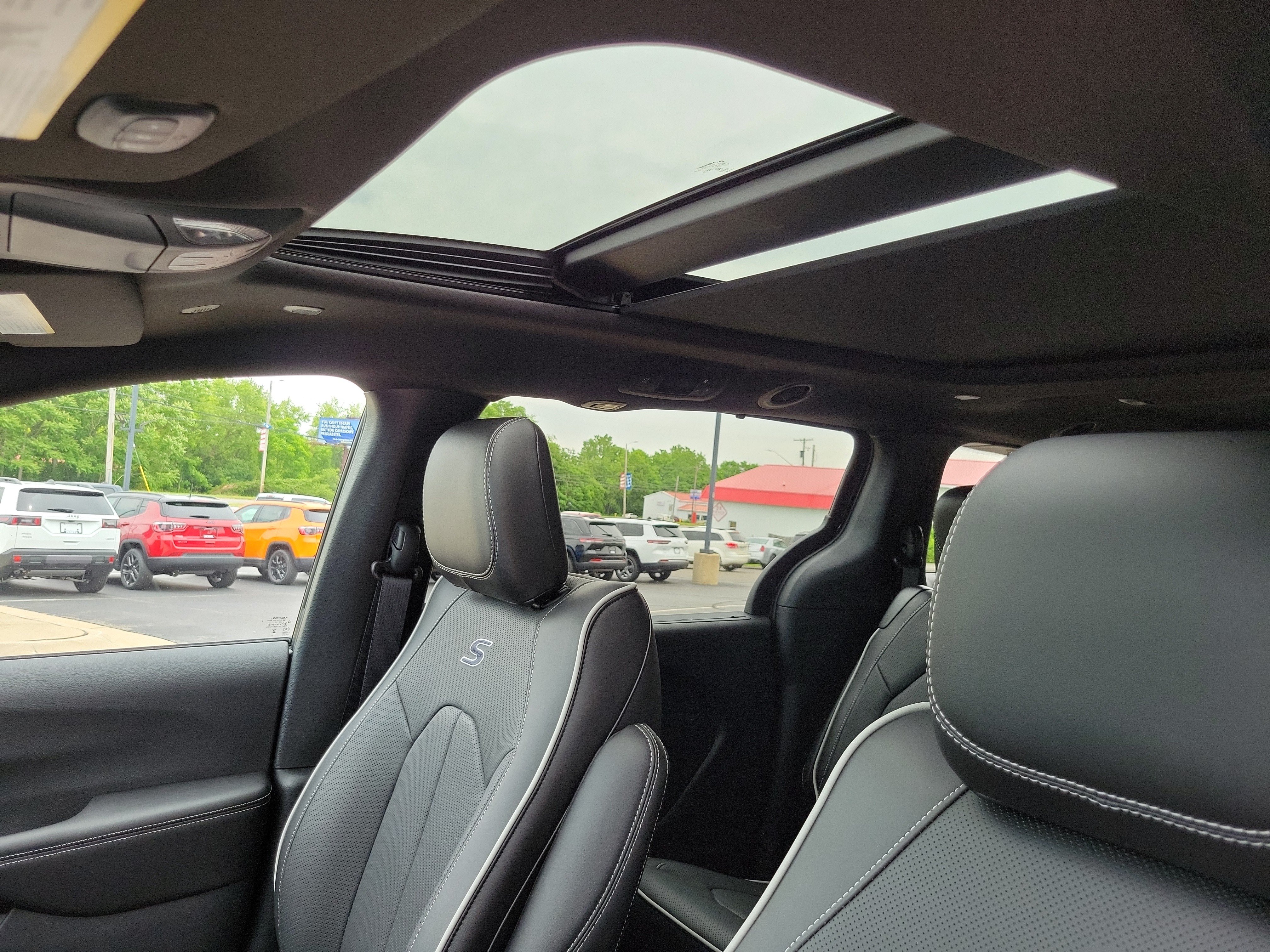New 2027 Chrysler Pacifica Limited FWD image 8