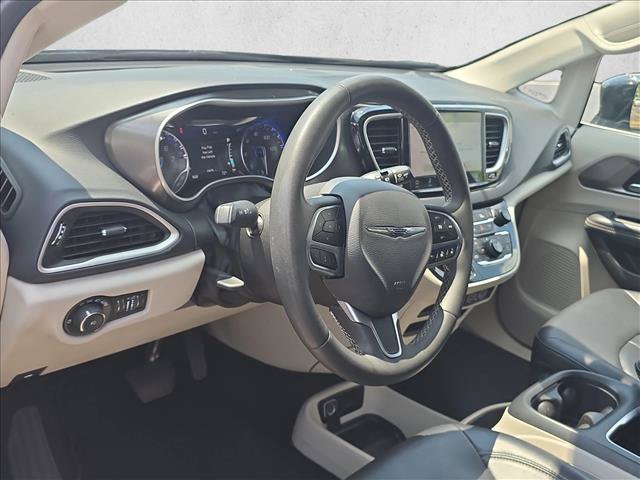 Used 2024 Chrysler Pacifica Touring-L FWD image 10