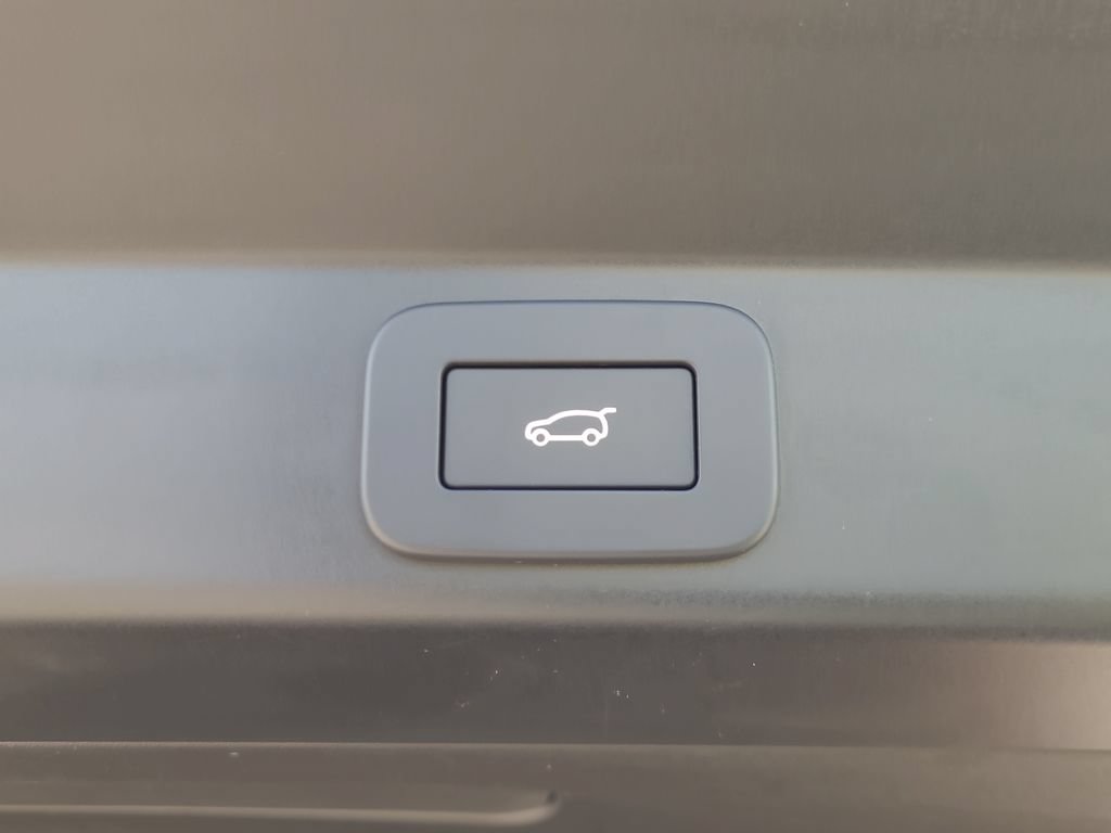 Used 2025 Land Rover Range Rover Sport AWD/4WD image 13