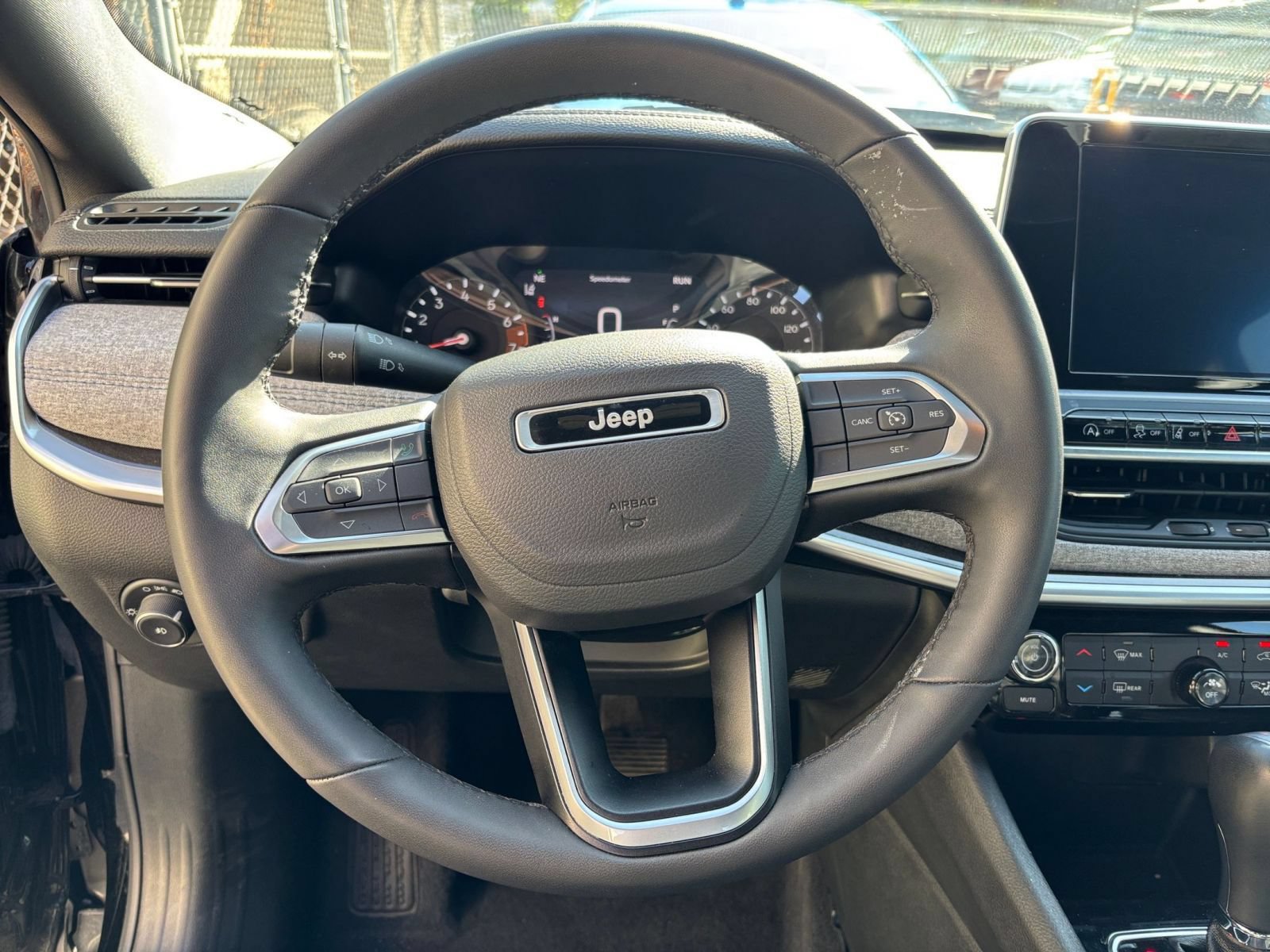 Used 2025 Jeep Compass Latitude AWD/4WD image 28