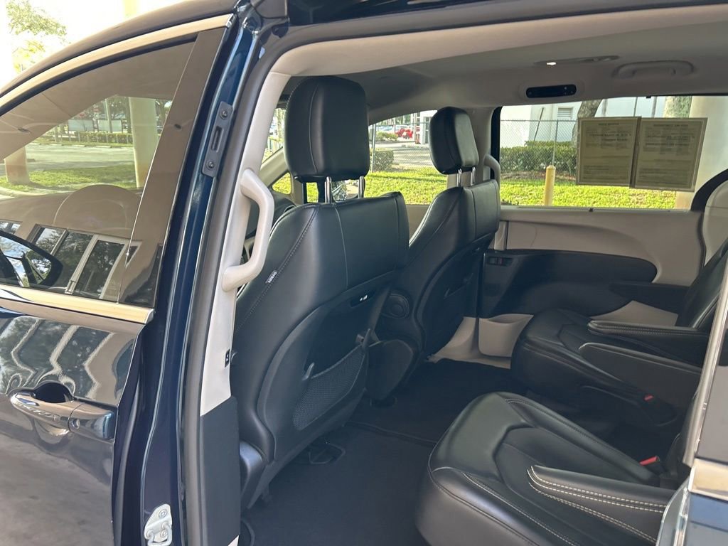 Used 2024 Chrysler Pacifica Touring-L FWD image 39