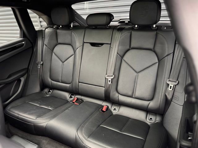 Certified 2025 Porsche Macan AWD/4WD image 32