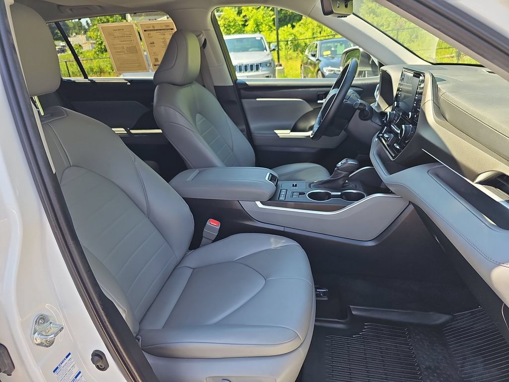 Used 2022 Toyota Highlander XLE AWD/4WD image 11