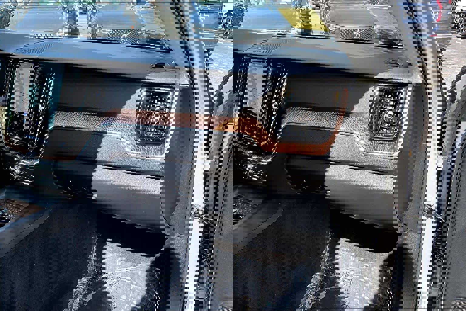 Certified 2023 Volvo XC60 B5 Plus w/ Climate Package image 18