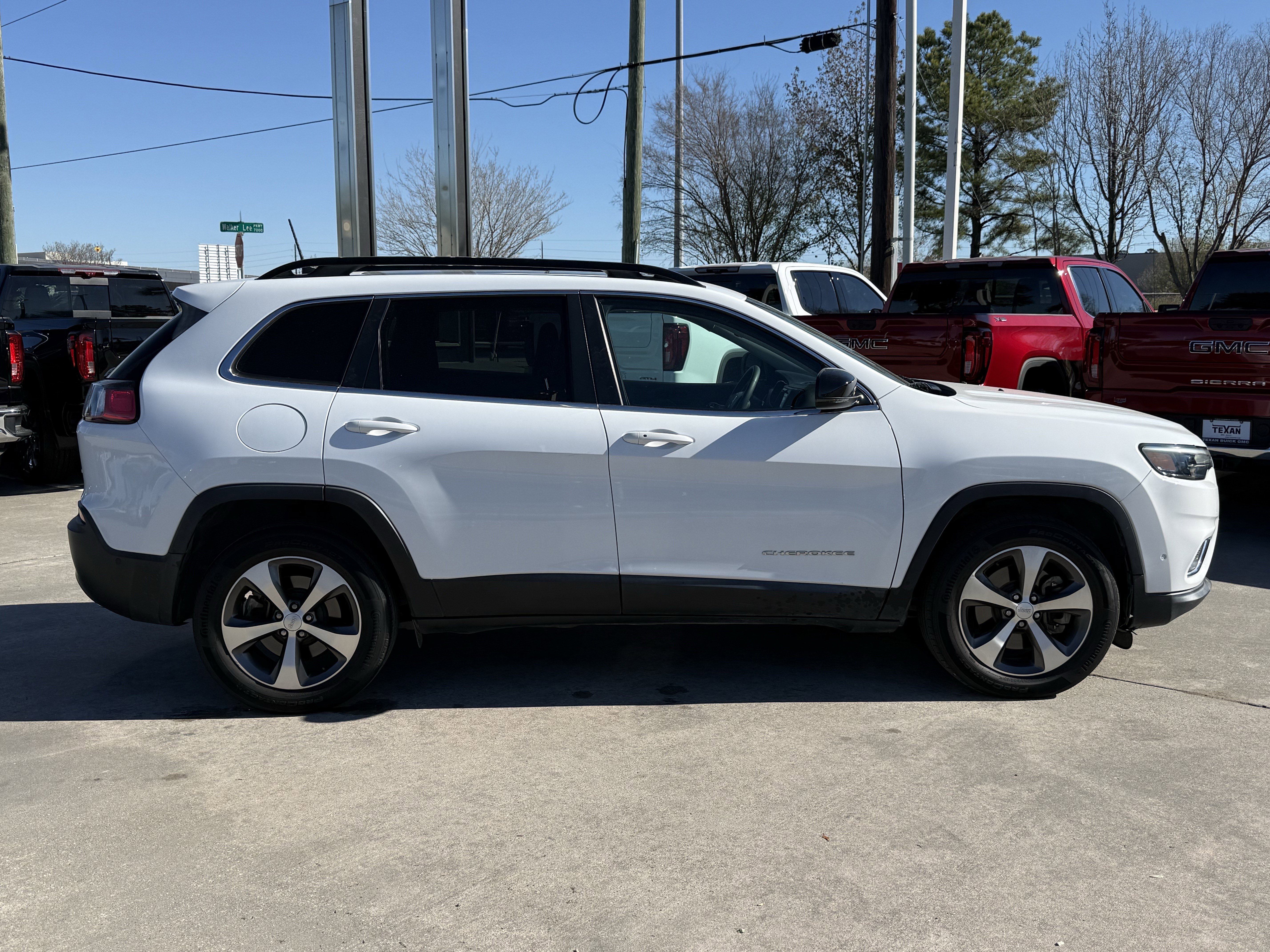 Used 2022 Jeep Cherokee Limited image 3