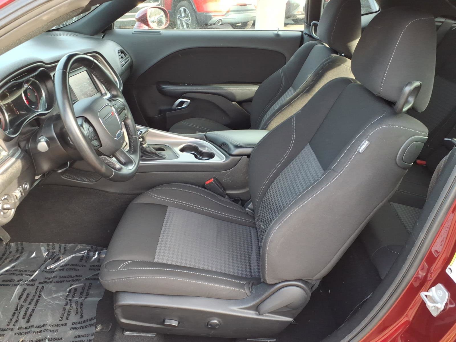 Used 2022 Dodge Challenger SXT image 4