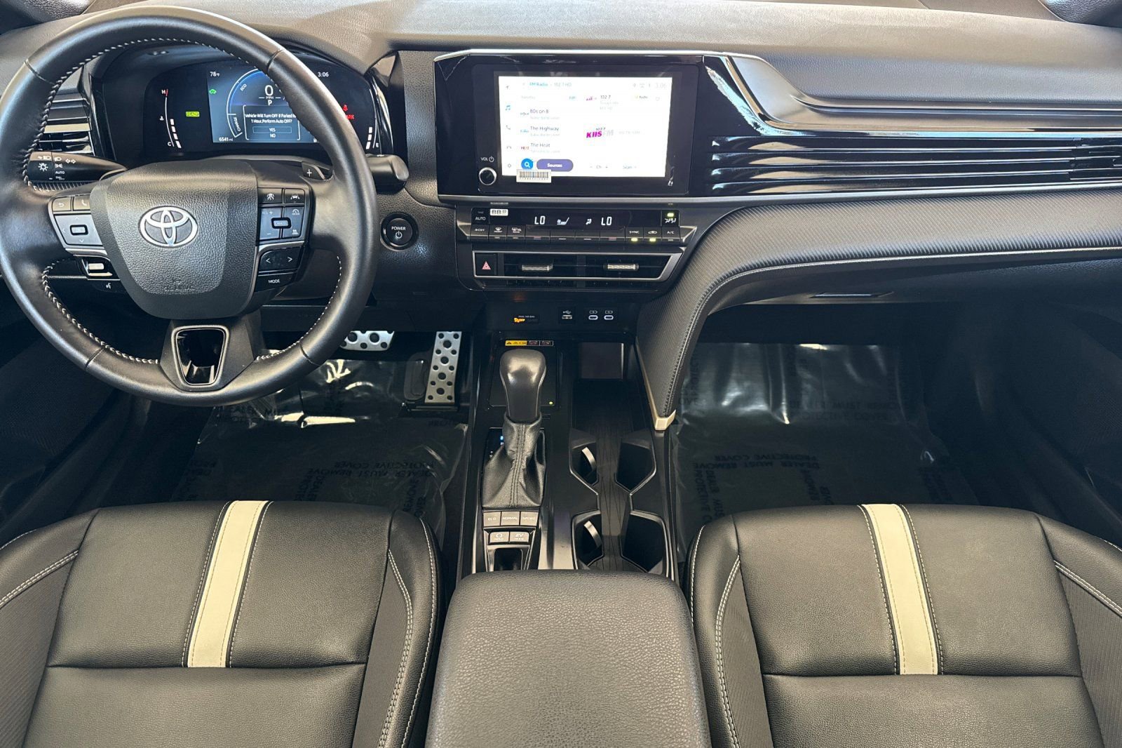 Used 2025 Toyota Camry SE w/ Convenience Package FWD image 13