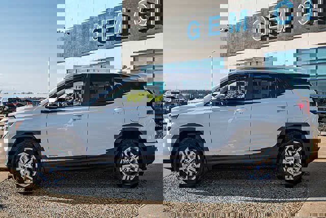 Used 2024 GMC Terrain SLE image 2