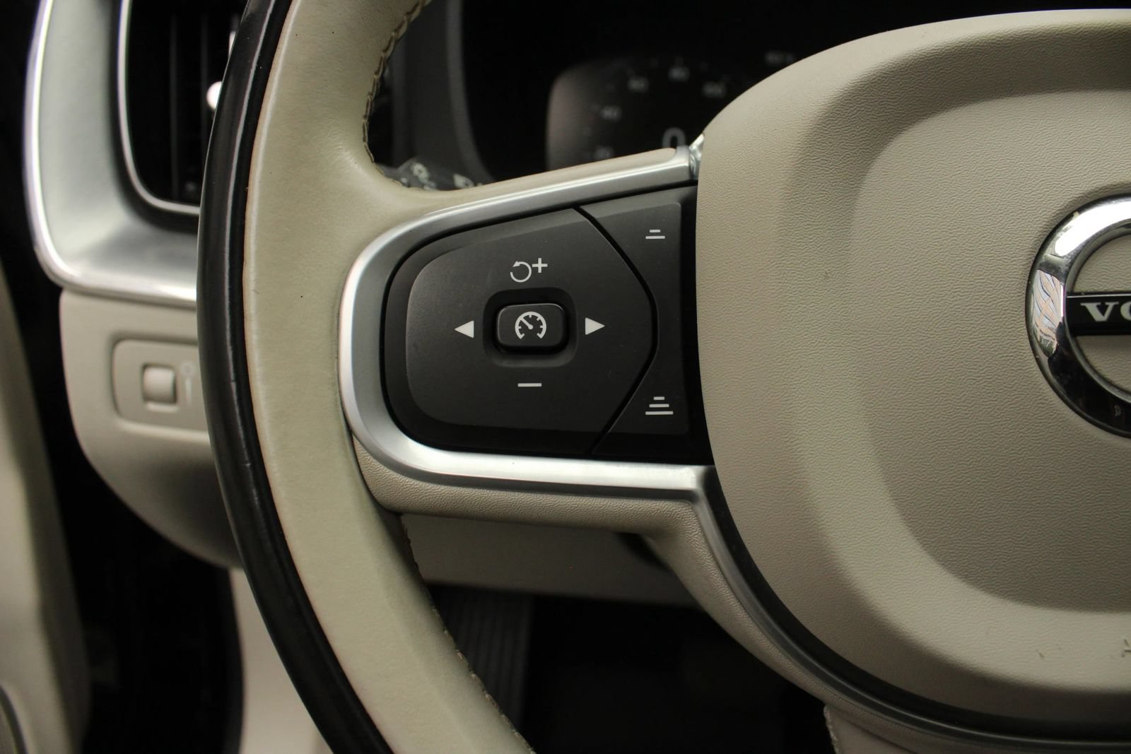 Used 2019 Volvo XC60 T5 Momentum w/ Multimedia Package AWD/4WD image 32