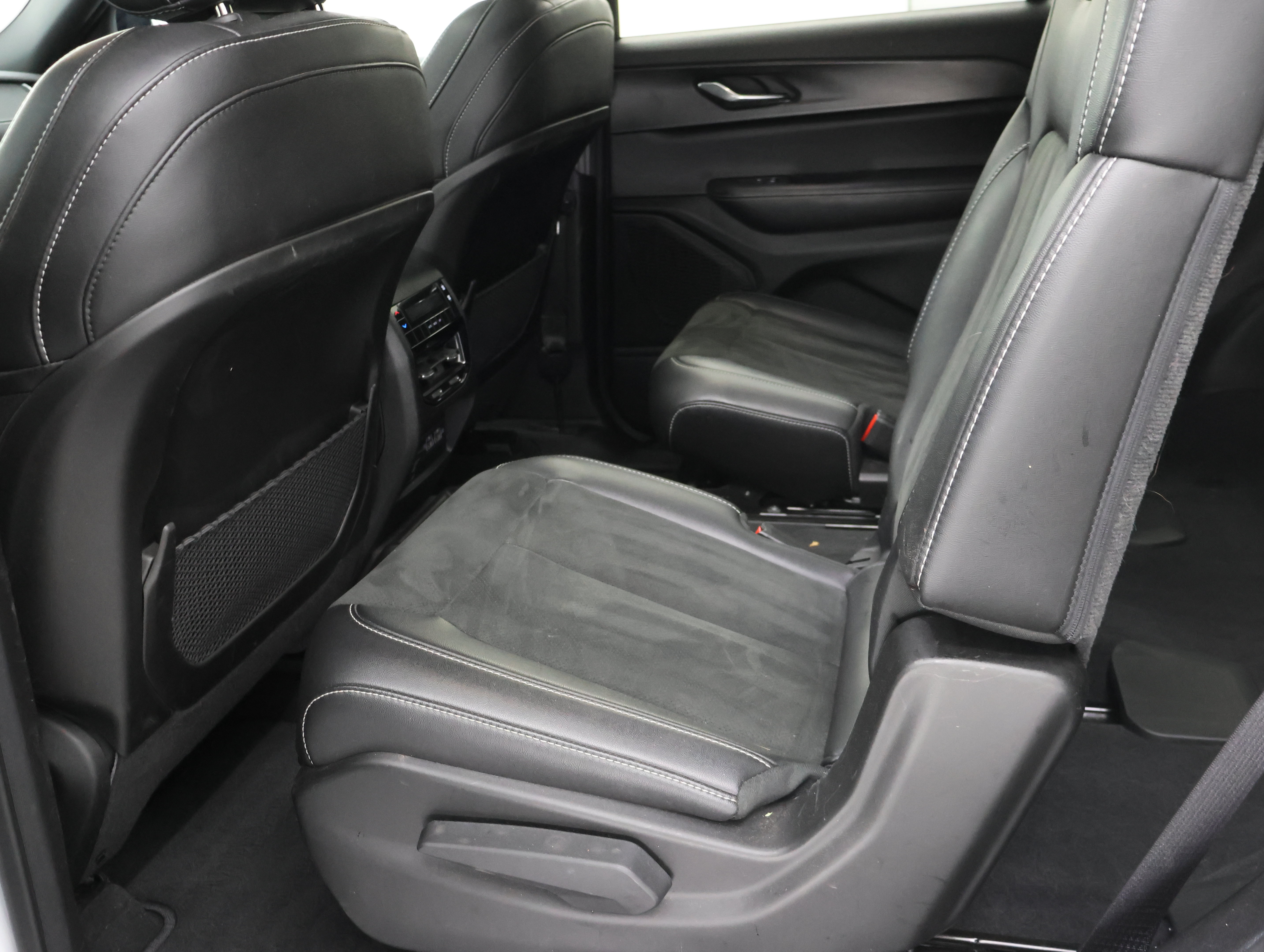 Used 2025 Jeep Grand Cherokee L Altitude AWD/4WD image 36