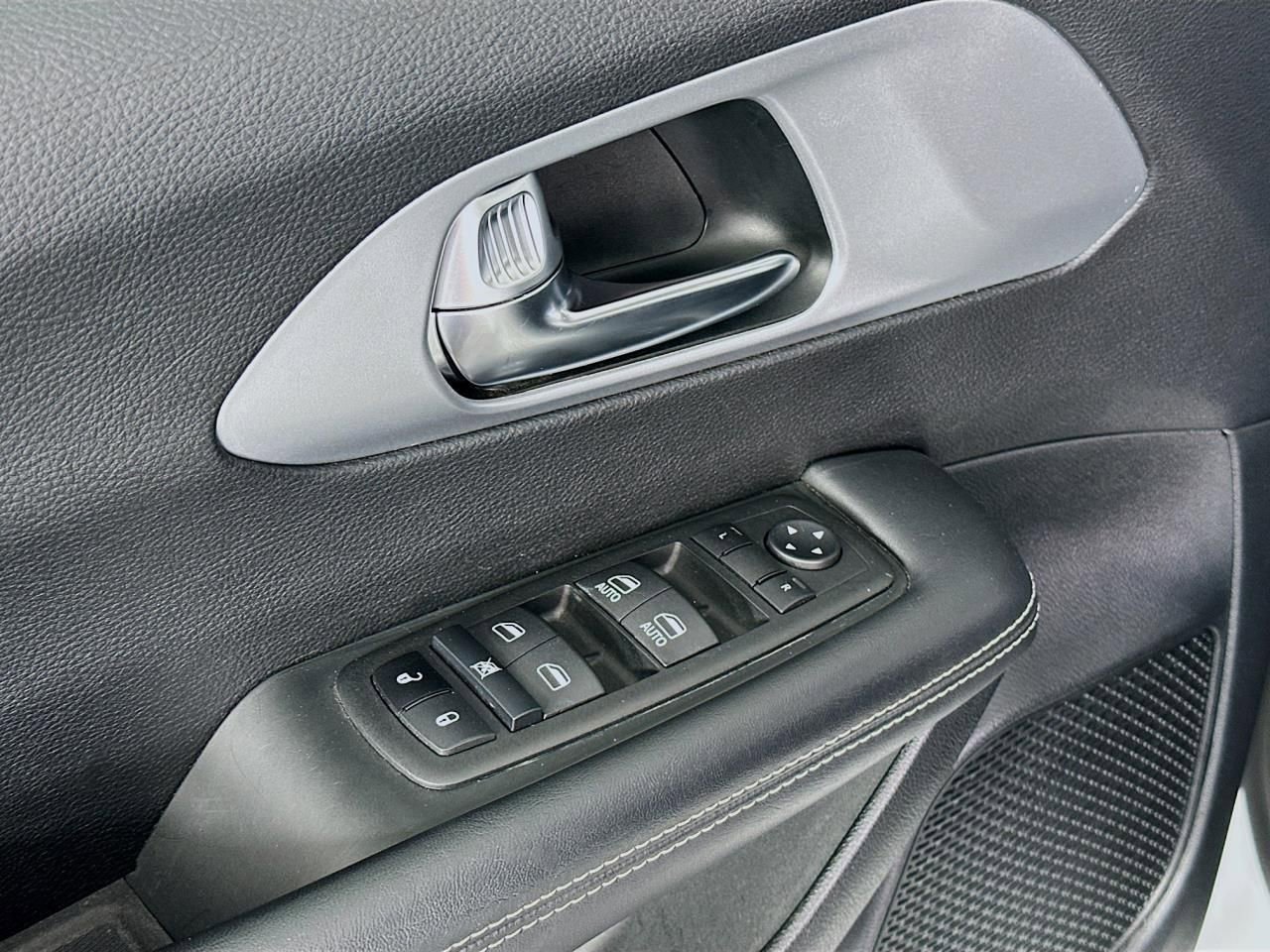 Used 2023 Chrysler Pacifica Touring image 28