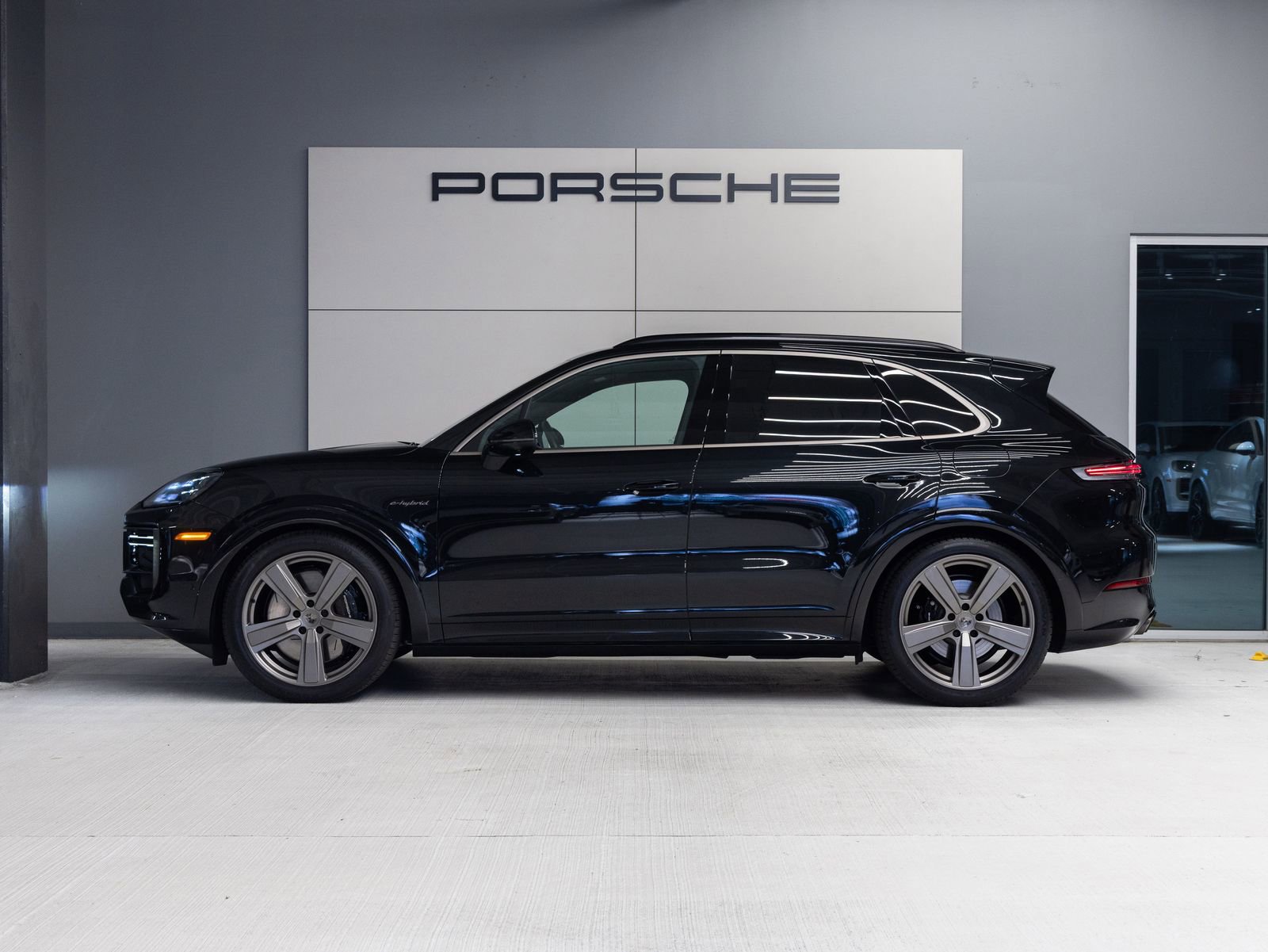 Certified 2025 Porsche Cayenne Turbo AWD/4WD image 2