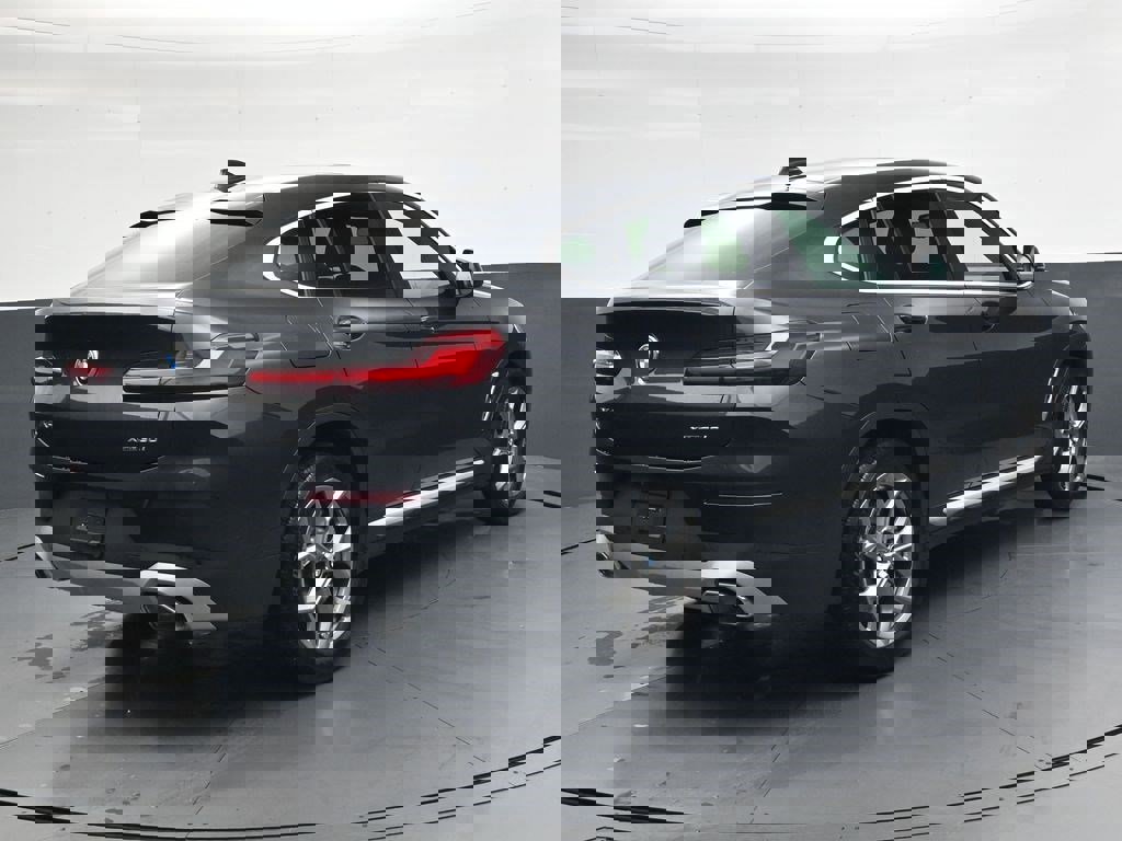 Used 2025 BMW X4 xDrive30i image 4