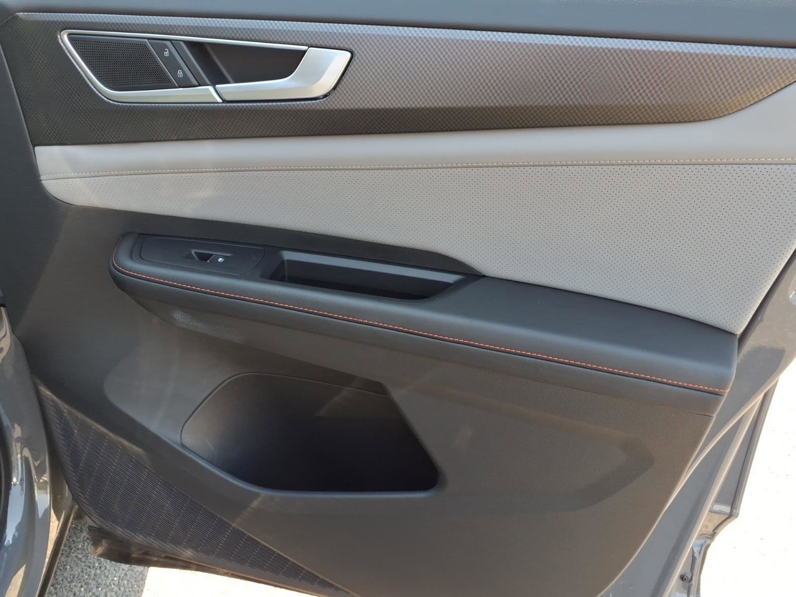 Certified 2024 Volkswagen Atlas Peak Edition SE image 9