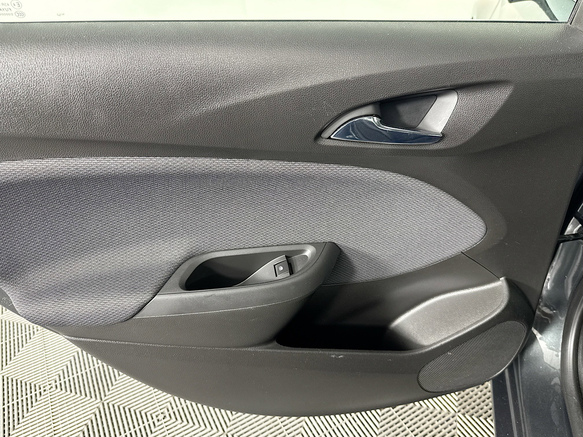 Used 2017 Chevrolet Cruze LT w/ Convenience Package image 25