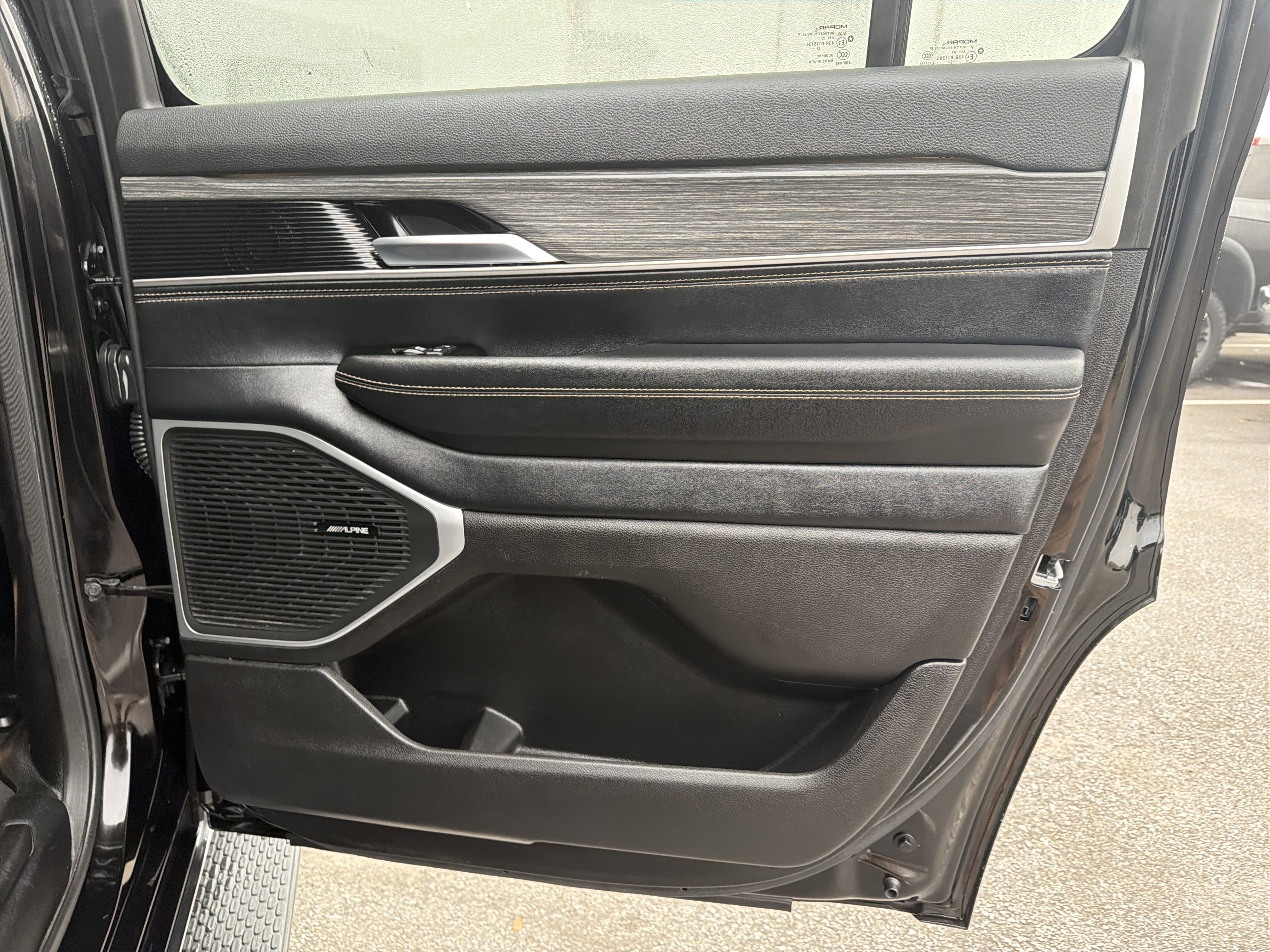 Used 2024 Jeep Wagoneer Series II w/ Flexible Seating Group image 18