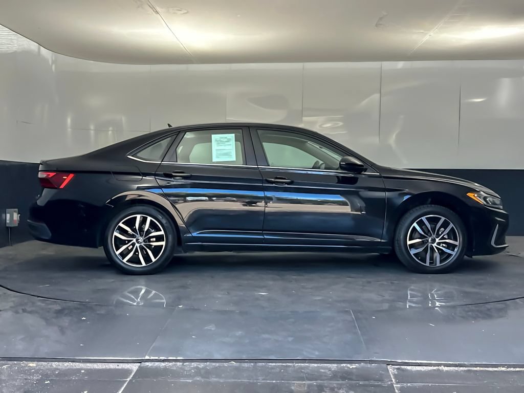 Used 2025 Volkswagen Jetta SE FWD image 2