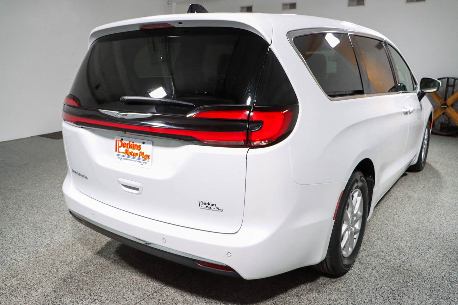 Used 2023 Chrysler Pacifica Touring-L image 7