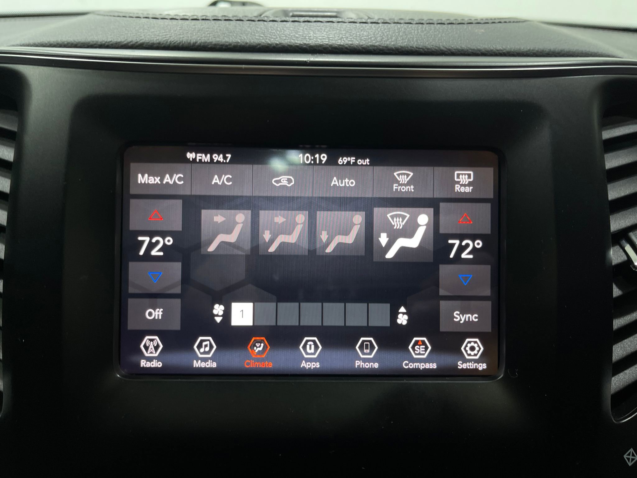 Used 2019 Jeep Cherokee Latitude Plus w/ Comfort/Convenience Group AWD/4WD image 24