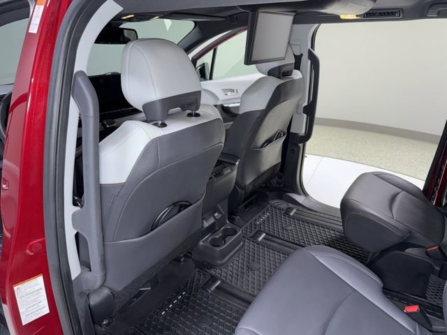 Used 2022 Toyota Sienna XSE FWD image 29