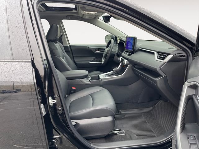 Used 2023 Toyota RAV4 XLE Premium image 15