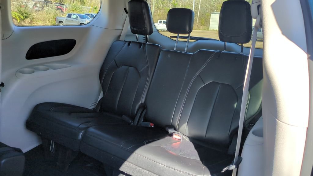 Used 2024 Chrysler Pacifica Touring-L image 15