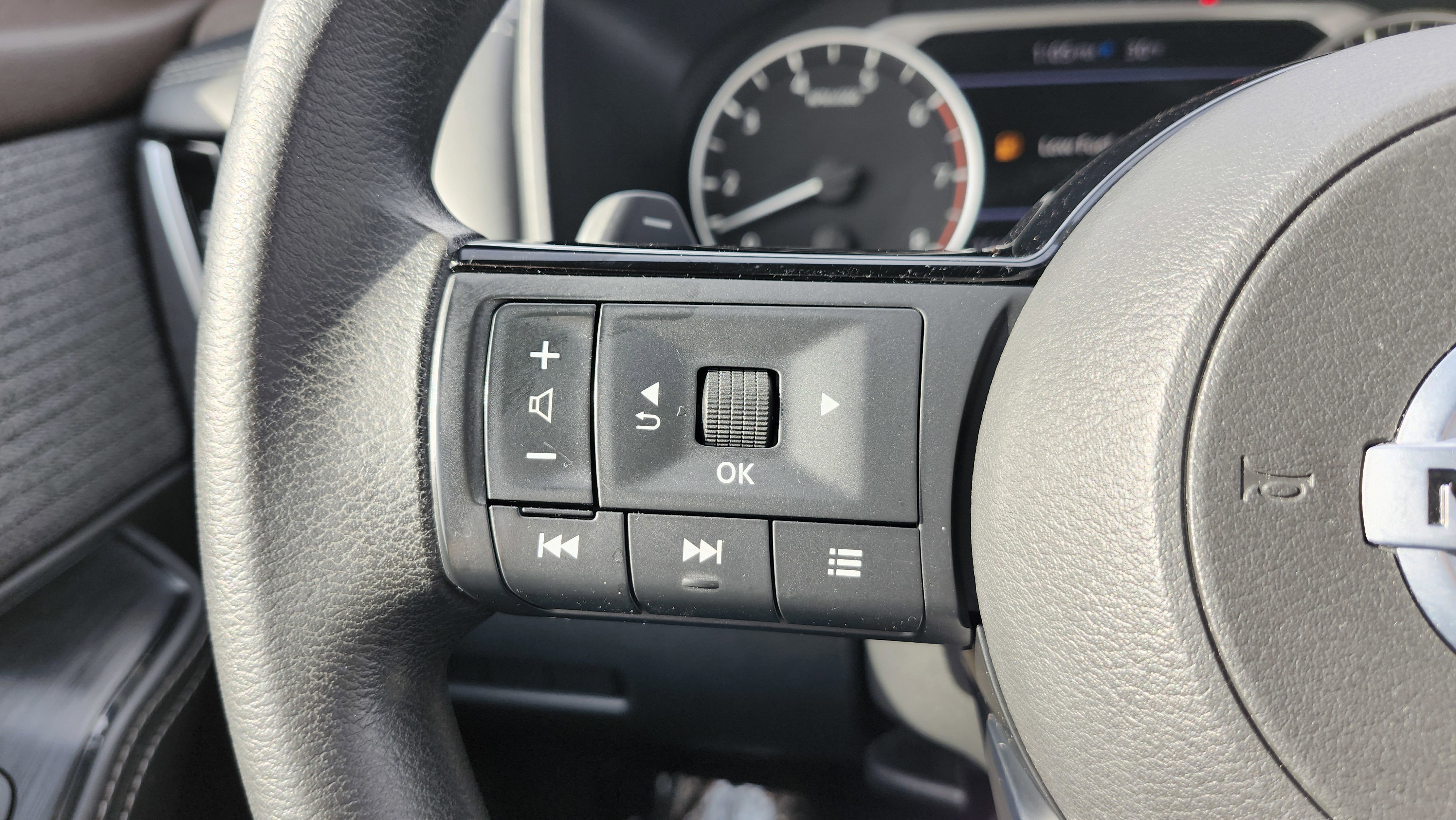 Used 2021 Nissan Rogue SV image 34