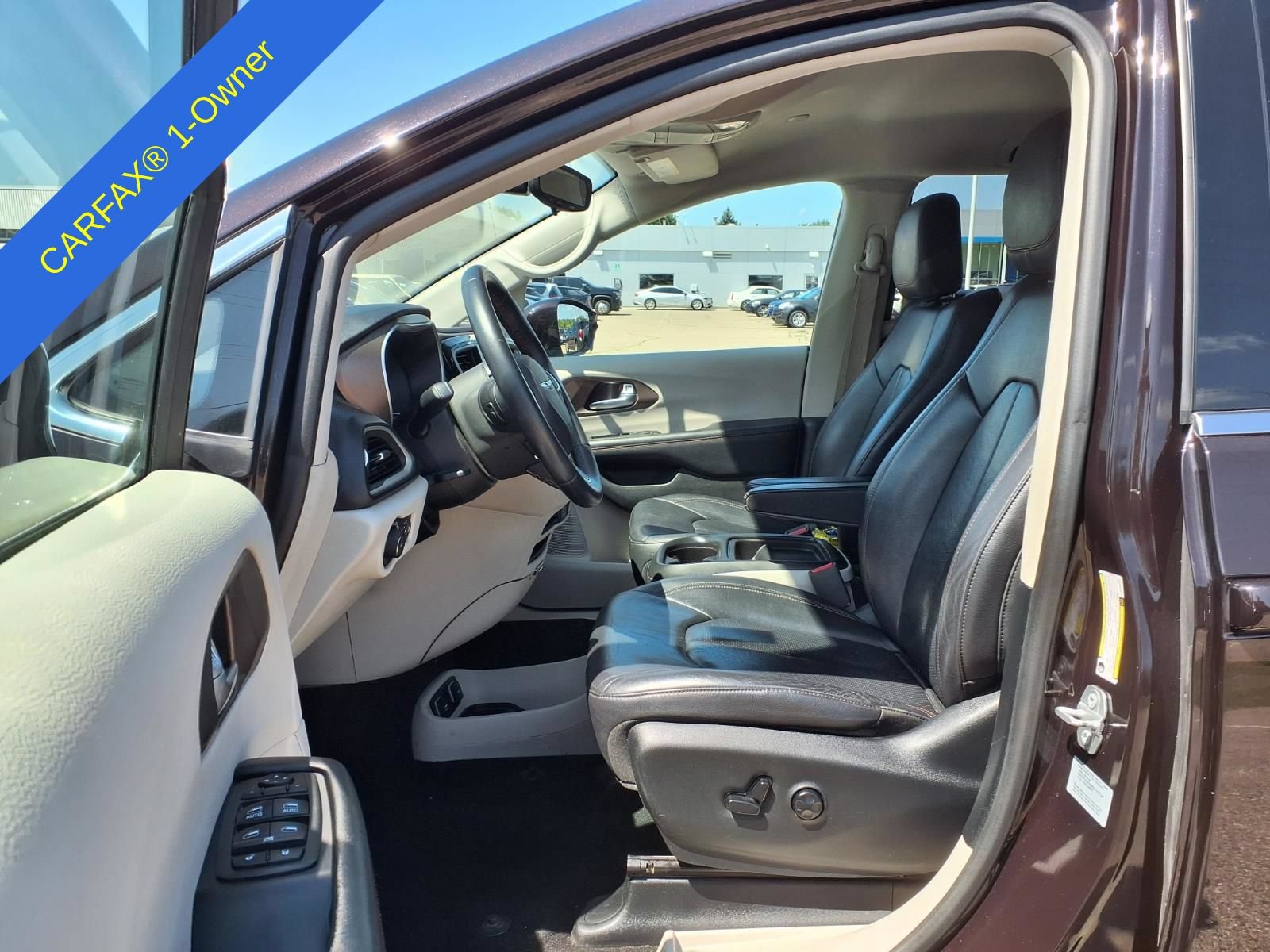 Used 2017 Chrysler Pacifica Premium FWD image 19