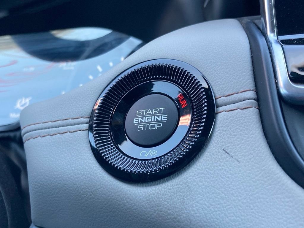 Used 2025 Jeep Compass Limited image 19