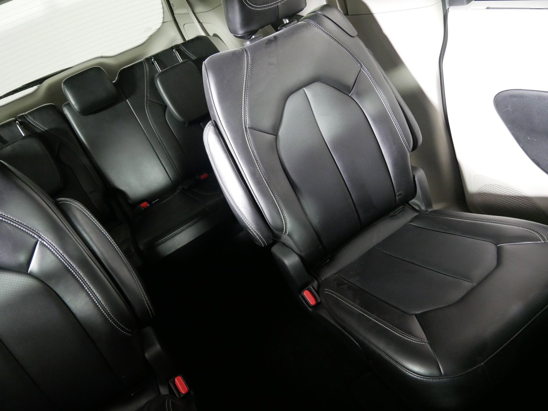 Used 2024 Chrysler Pacifica Touring-L image 14