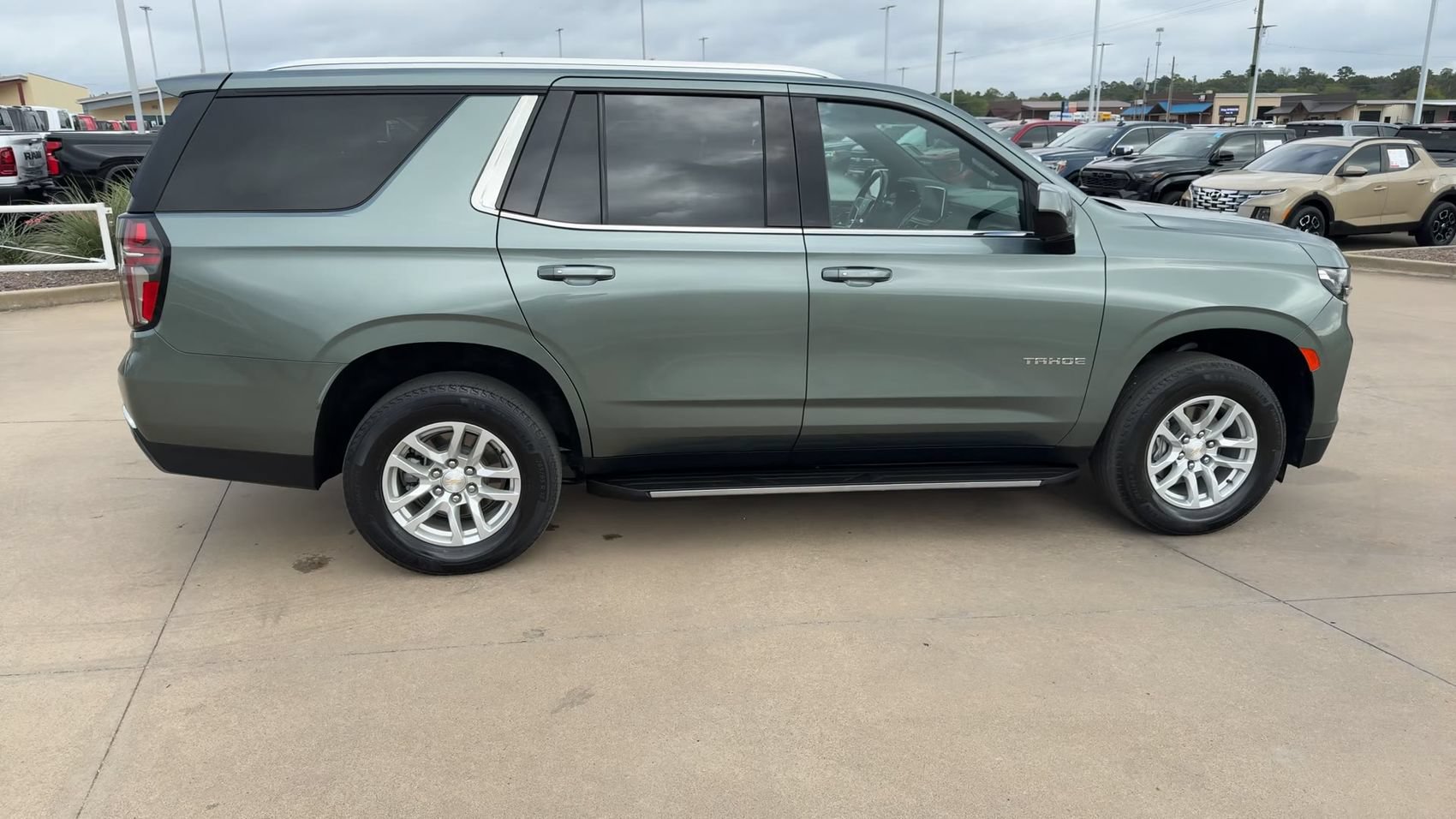 Used 2024 Chevrolet Tahoe LT RWD image 2