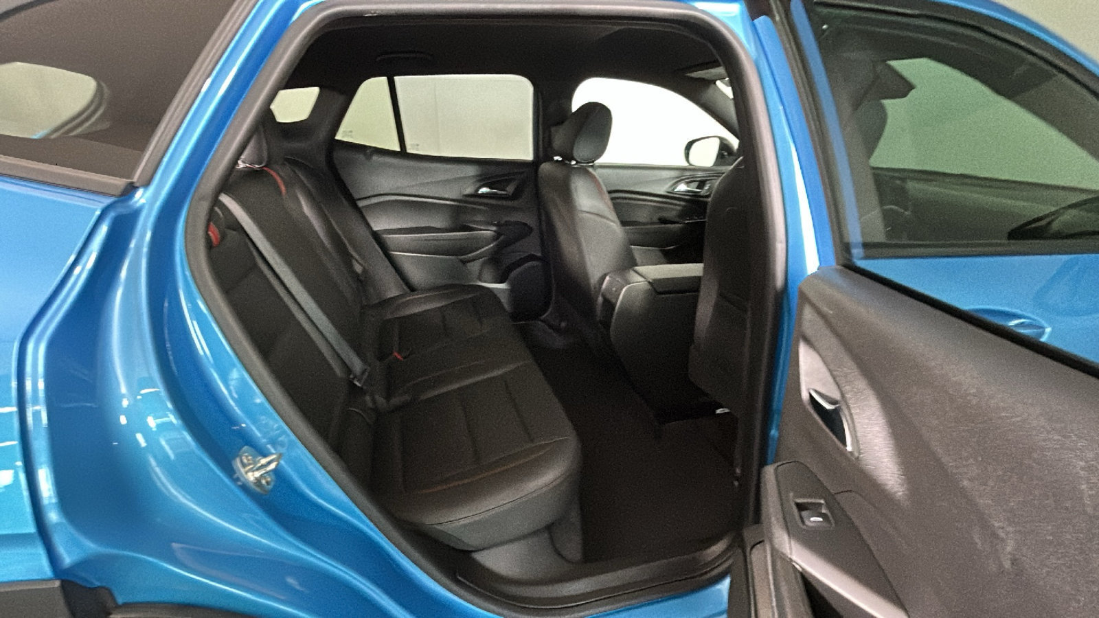 Used 2025 Chevrolet Trax RS FWD image 35