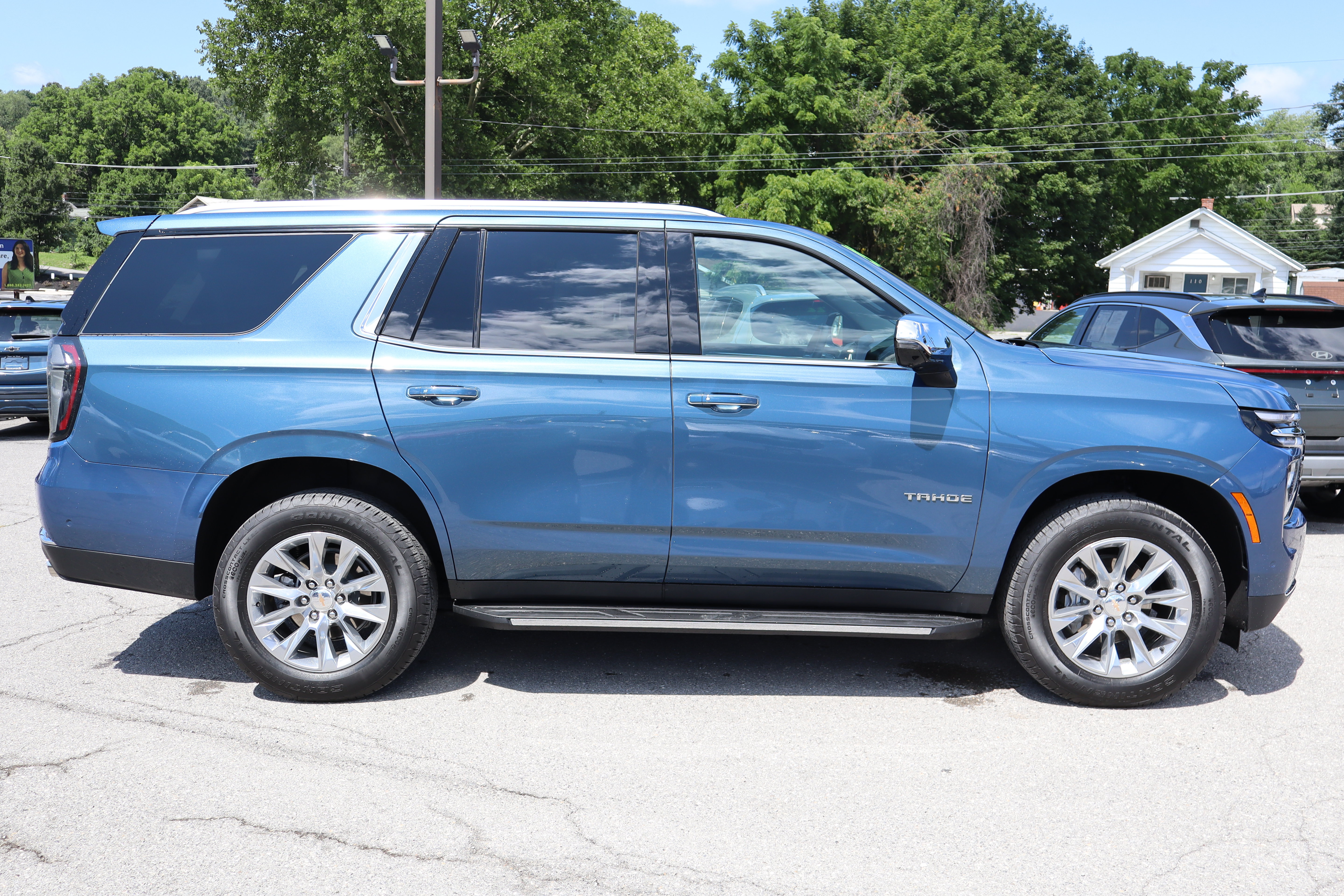 Used 2025 Chevrolet Tahoe Premier w/ LPO, Illumination Package AWD/4WD image 2