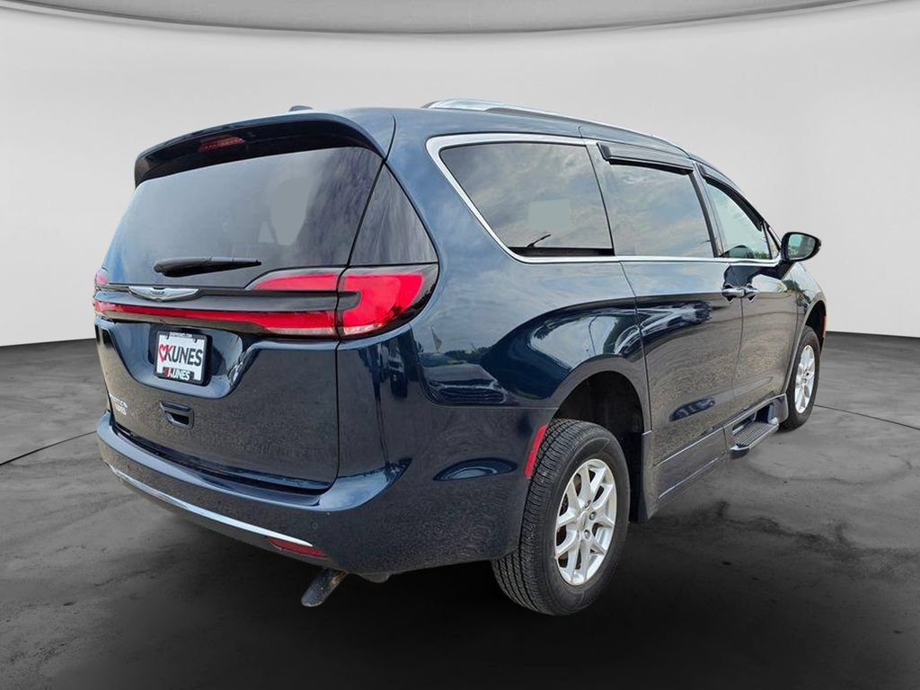 Used 2021 Chrysler Pacifica Touring-L w/ Uconnect Theater Family Group FWD image 10