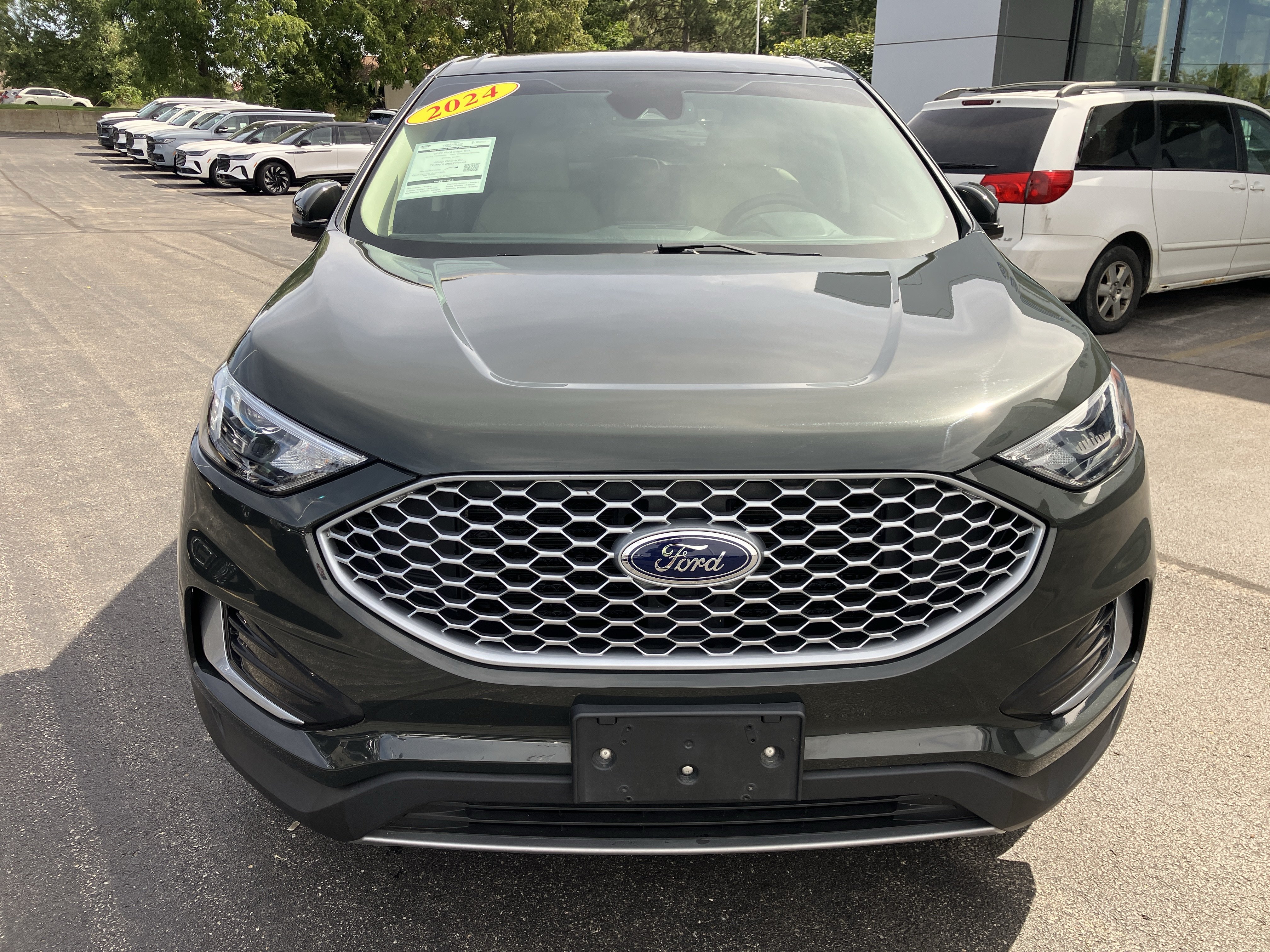 Used 2024 Ford Edge SEL w/ Class II Trailer Tow Package AWD/4WD image 2