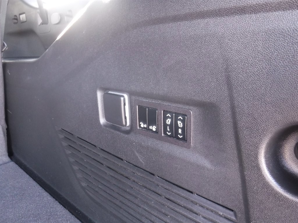 Used 2023 Chevrolet Suburban High Country image 7