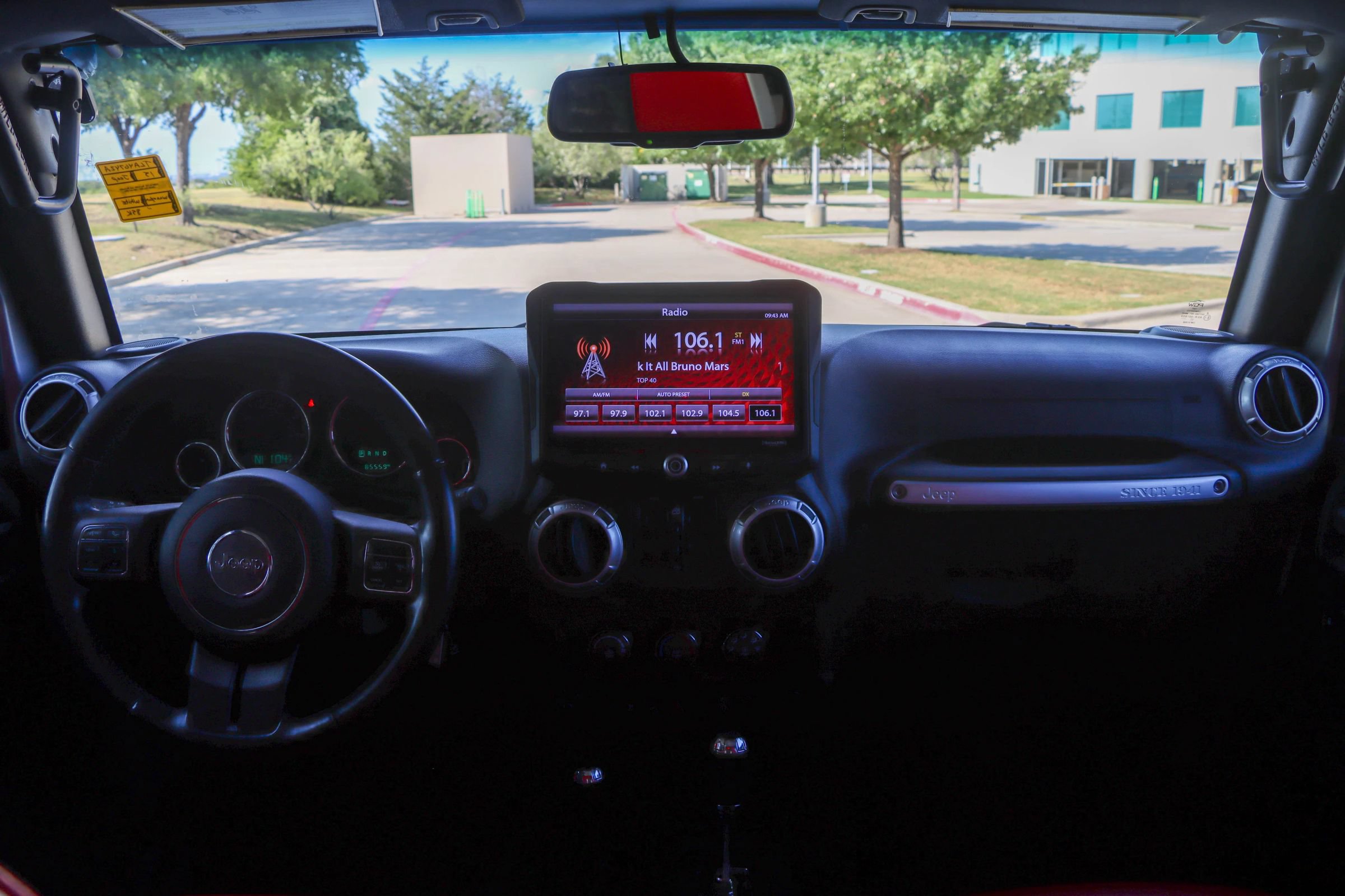 Used 2015 Jeep Wrangler Unlimited Sahara w/ Connectivity Group AWD/4WD image 23