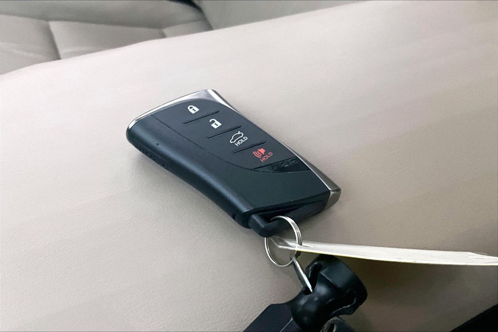 Used 2020 Lexus ES 300h Ultra Luxury w/ Accessory Package 2 FWD image 11