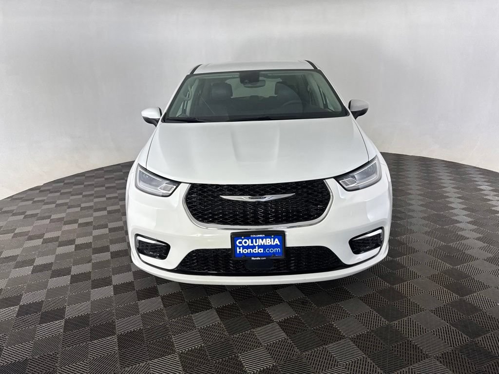 Used 2023 Chrysler Pacifica Touring-L FWD image 2